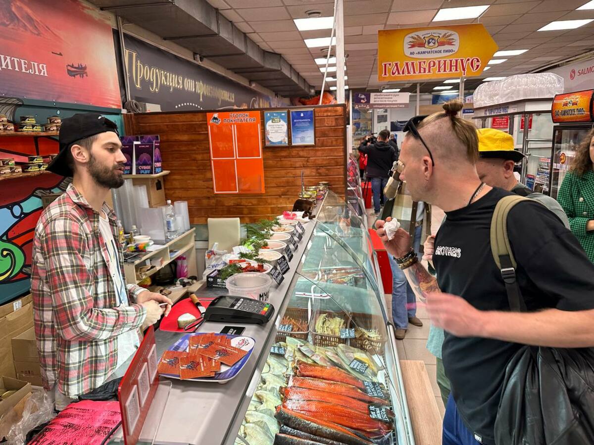 Делегации из ДНР и Запорожья посетили ярмарку-дегустацию от Камчатских товаропроизводителей